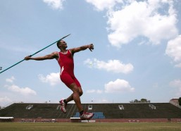 足彩网首页：哈维·阿隆索心理战术深度解析，皇马对阵埃尔切赛前，球员状态与挑战交织