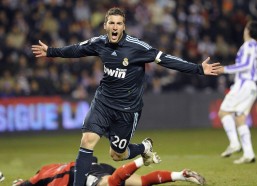 足彩网首页_马拉松冠军冲线绊倒事件，赛事安全引深思，你怎么看？