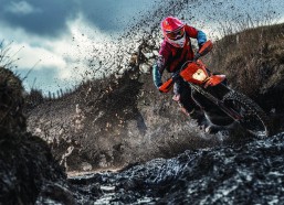 足彩网|世体曝料，巴萨静观其变，拜仁急欲出手—霍村前锋阿斯拉尼成转会焦点