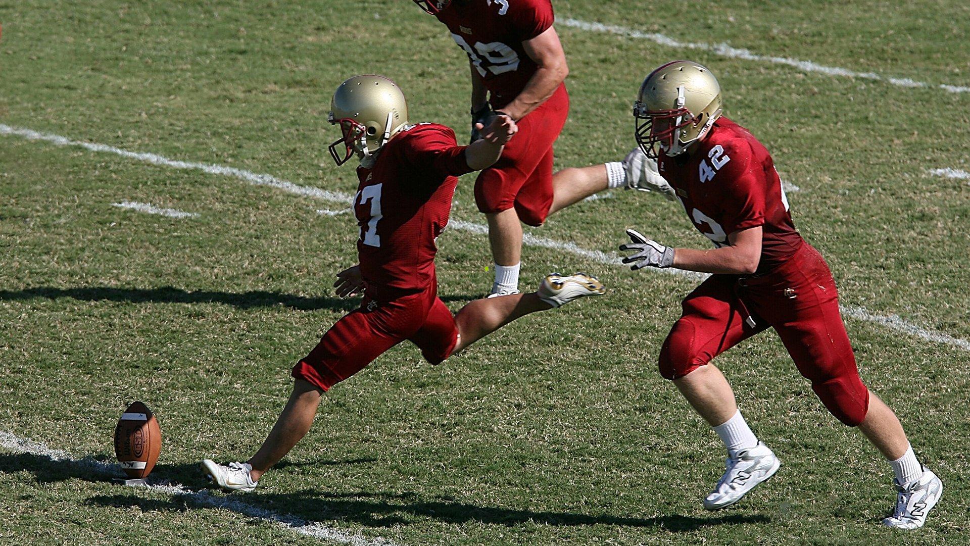 足球燃动蓉城夜空，地标亮灯破圈 宽窄巷子变身绿茵客厅